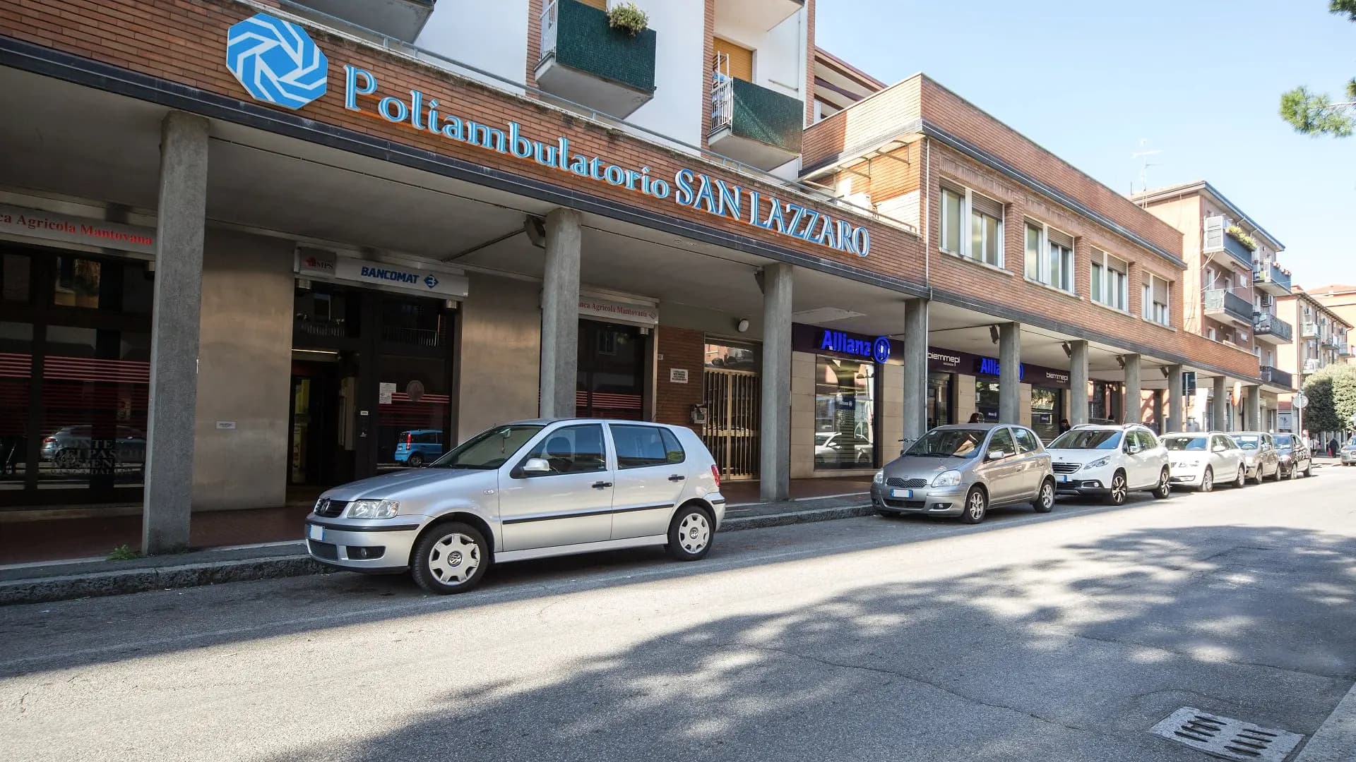 Insegna e ingresso del Poliambulatorio San Lazzaro in Via della Repubblica, San Lazzaro di Savena
